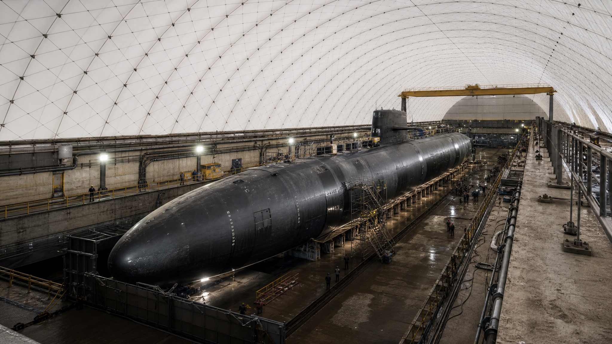 超大型潜艇维修 (oversize submarine overhaul, fully enclosed in a dry-dock-type air dome)