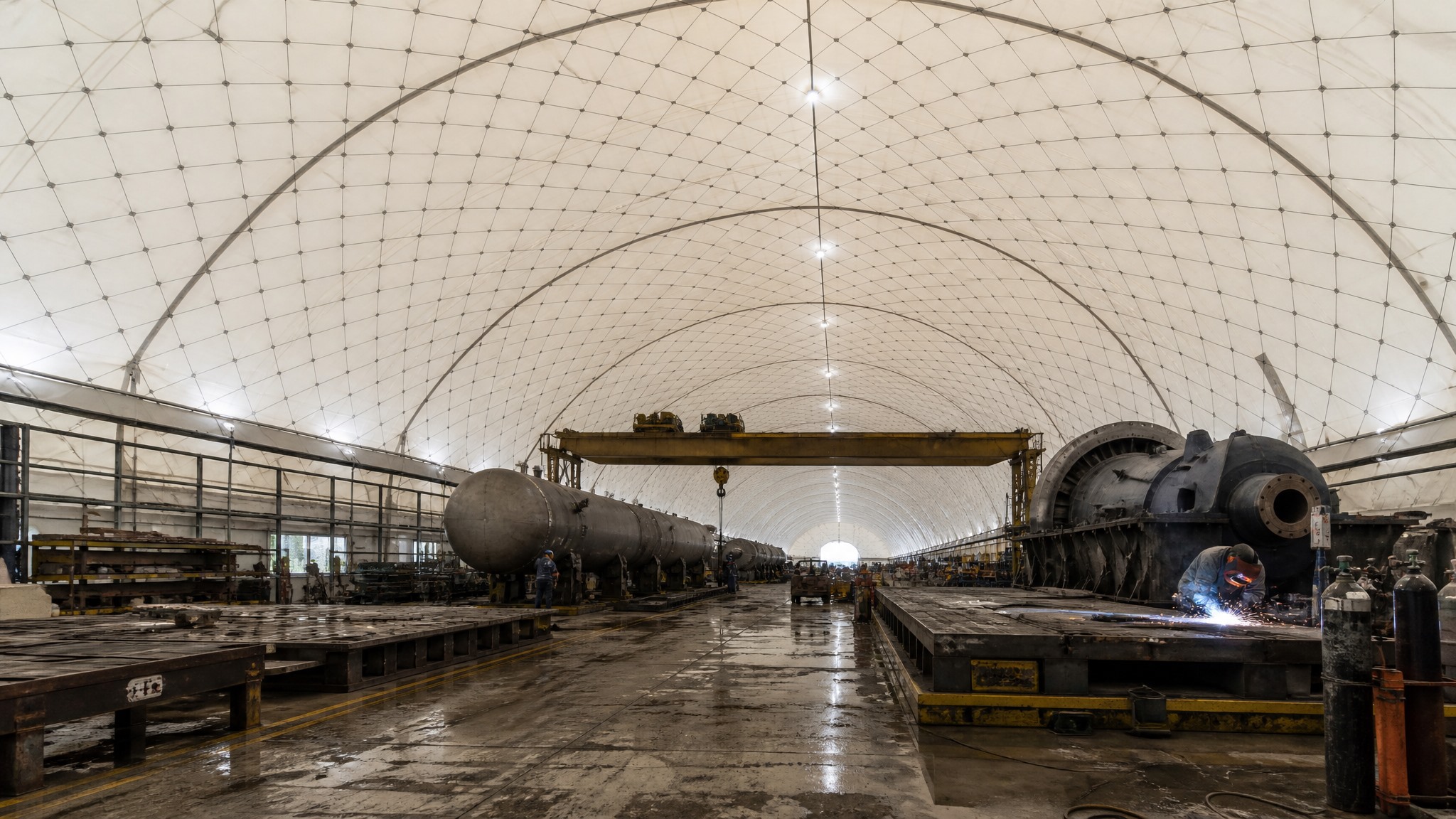 重工业大型设备装配 (heavy-industry assembly of large equipment)