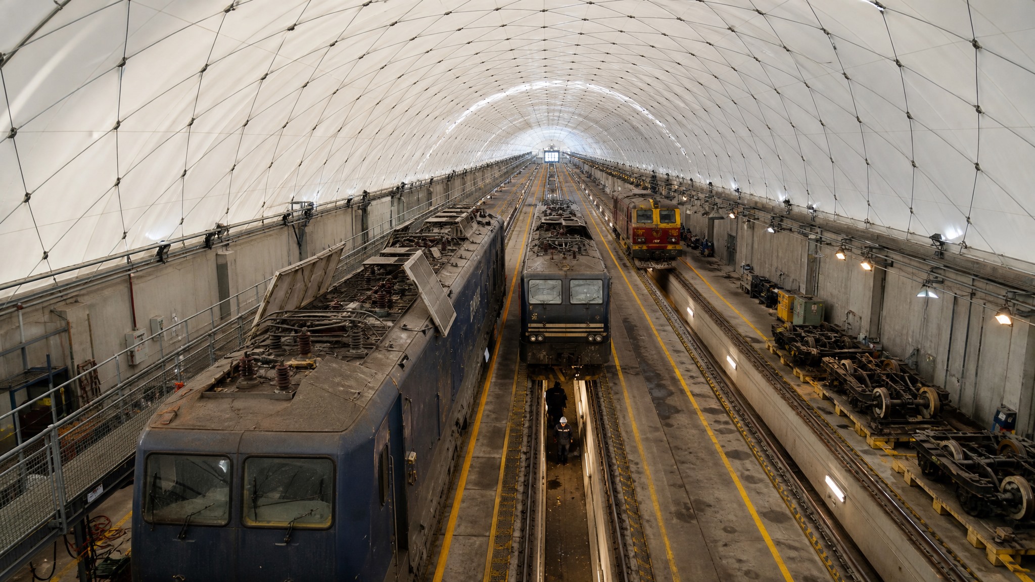 铁路机车维修 (railway locomotive maintenance depot)