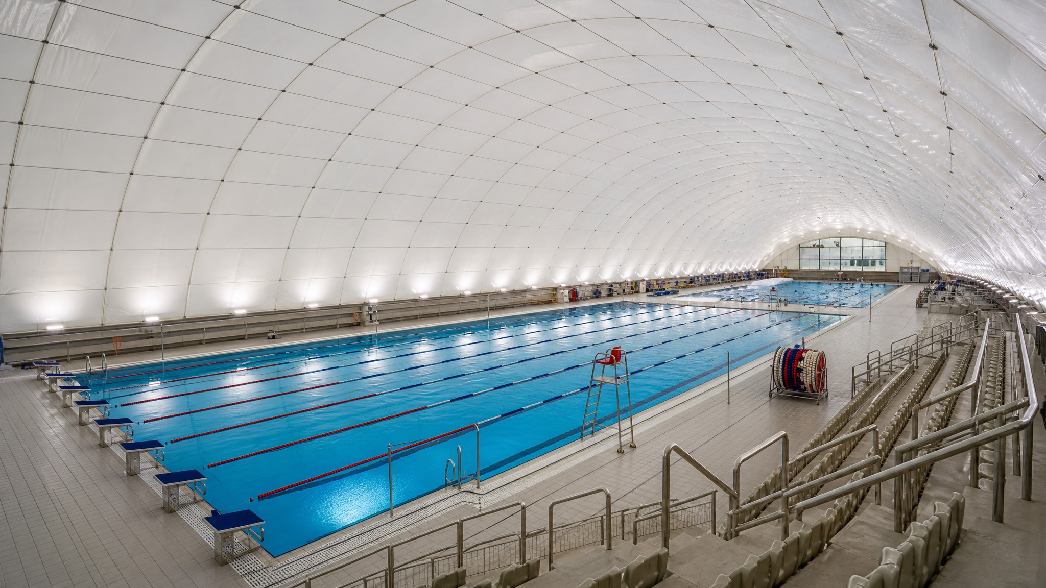 游泳中心 (indoor Olympic-size swimming centre)
